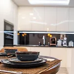 Boutique 1 Bedroom With Private Parking And Port View Apartament *