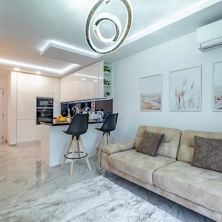 Boutique 1 Bedroom With Private Parking And Port View *